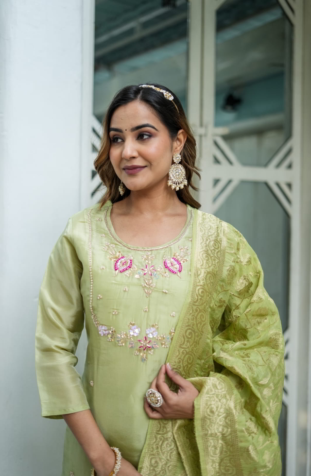 Delightful Women Suit Set