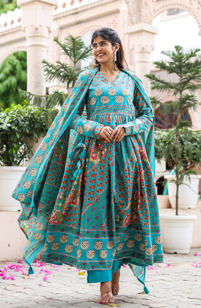 Nice Looking  Anarkali Set For Women