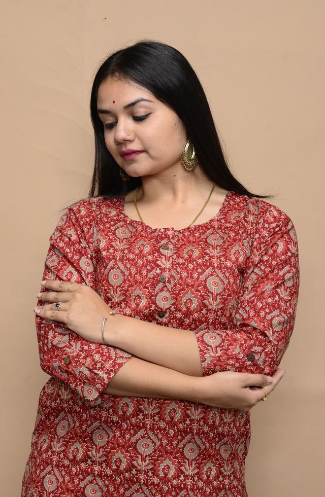 Women Straight Fit Kurti In Dark Red