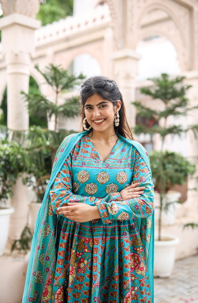 Nice Looking  Anarkali Set For Women