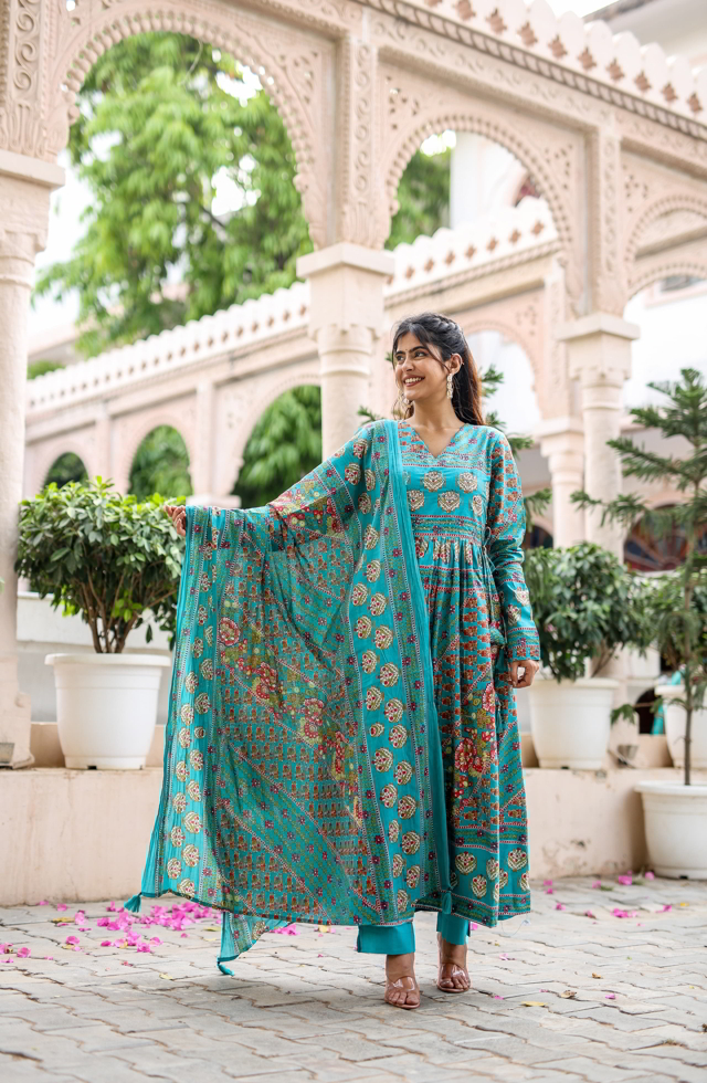 Nice Looking  Anarkali Set For Women