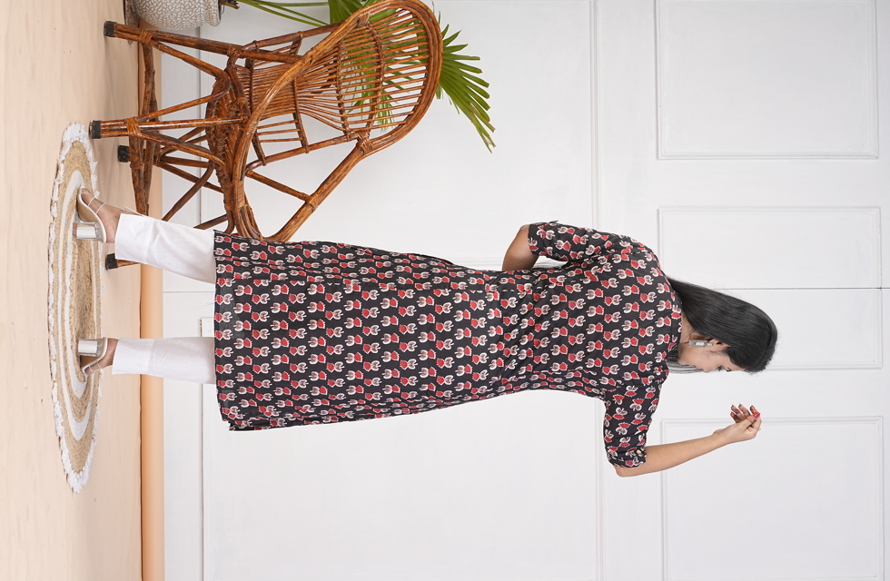 pDelightful A-Line Kurti in Black