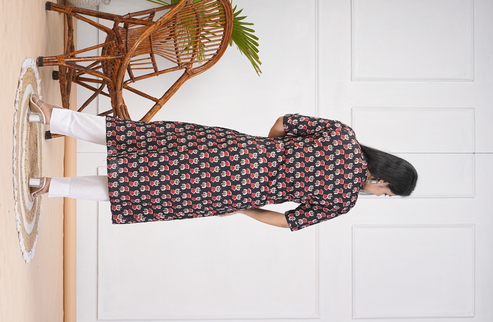 pDelightful A-Line Kurti in Black