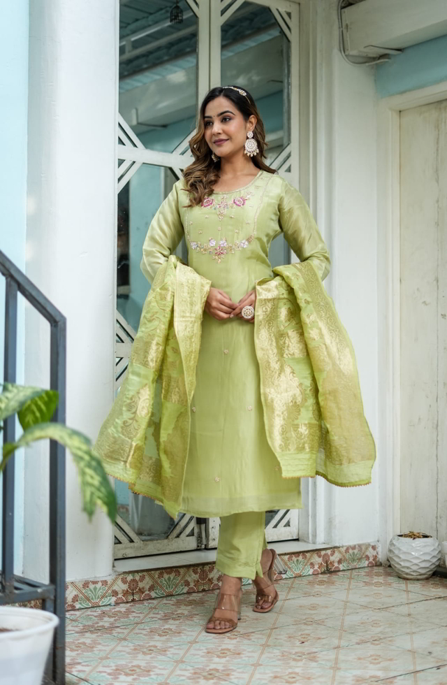pDelightful Women Suit Set