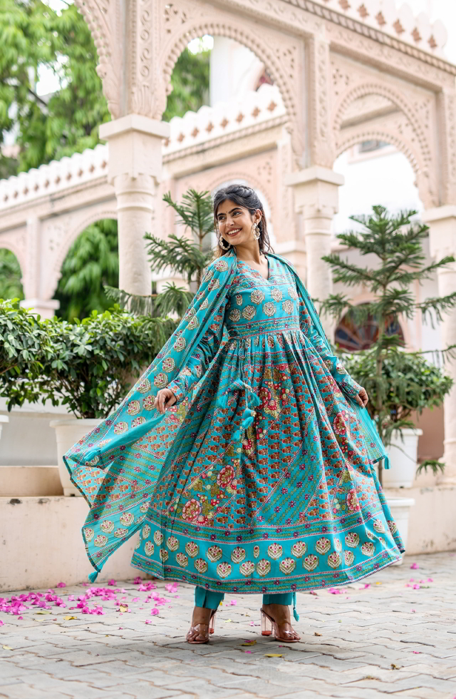 pNice Looking  Anarkali Set For Women